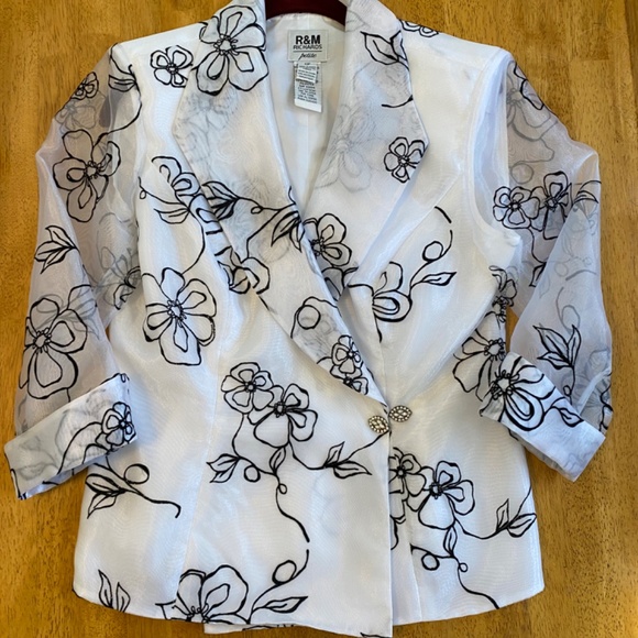 Sheer-Sleeved Women’s Blazer - Picture 4 of 8